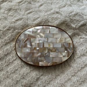 Pearlescent belt buckle
